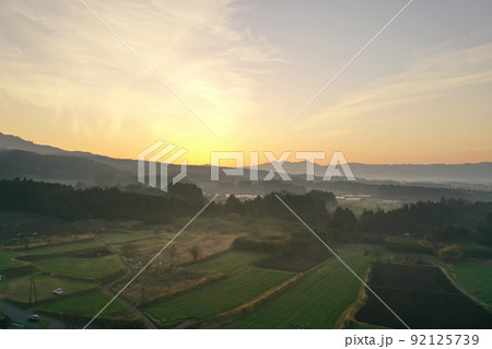 夜明け前の南阿蘇村の田園風景の空撮 夜明け前の南阿蘇村の田園風景の空撮 92125739