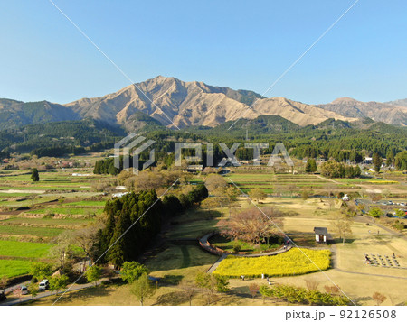 夕暮れの南阿蘇村の一心行の大桜付近の空撮 夕暮れの南阿蘇村の一心行の大桜付近の空撮 92126508