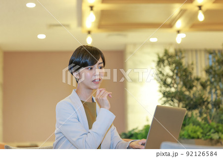 少し驚いた表情のビジネスウーマン2 92126584