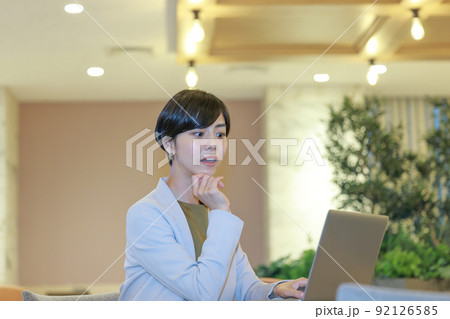 少し驚いた表情のビジネスウーマン3 92126585