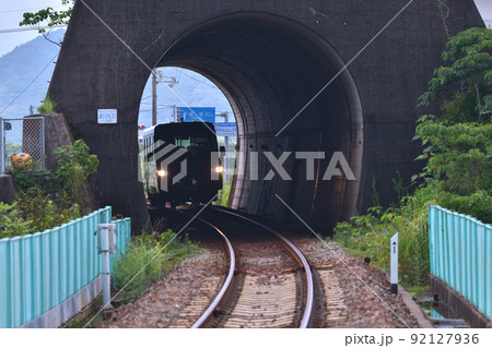 阿佐海岸鉄道　dmvが町内トンネルを抜けて海部駅に迫る 92127936