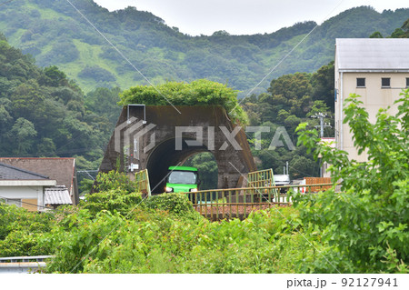 阿佐海岸鉄道　dmvが町内トンネルを抜けて阿波海南駅に向かう 92127941