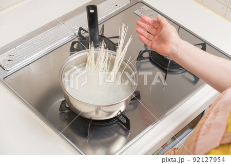 【ミドル主婦が素麺を茹でる】 【ミドル主婦が素麺を茹でる】 92127954