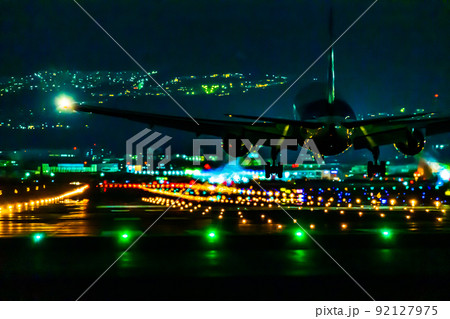 夜間着陸する航空機・大阪国際空港（伊丹空港）,大阪府豊中市 92127975