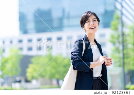 女性 ビジネス 通勤 オフィス 女性 ビジネス 通勤 オフィス 92128362
