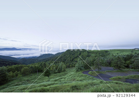 夏の早朝の美ヶ原高原より、蓼科山、八ヶ岳方面を望む 92129344