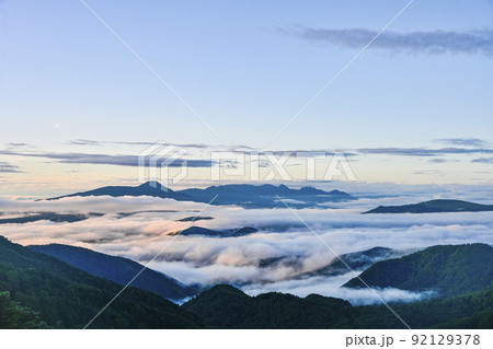 早朝の美ヶ原高原より、蓼科山、八ヶ岳方面を望む 92129378
