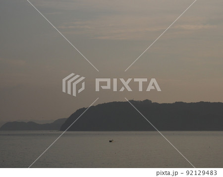 孤独を感じる海風景 92129483