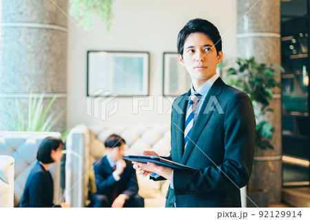 タブレットを持つビジネスマン 92129914