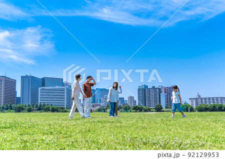 公園を散歩する家族三世代 公園を散歩する家族三世代 92129953