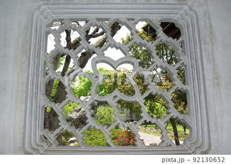 中国　蘇州の古典庭園　耦園にみられる漏窓（ろうそう）　蘇州古典園林　世界遺産の中国式庭園 92130652