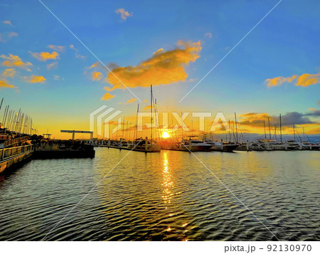 ヨットハーバーの初日の出 92130970