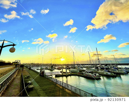ヨットハーバーの初日の出 92130971