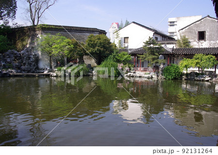 中国 蘇州の古典庭園 芸圃(げいほ)の光景 蘇州古典園林 世界遺産の中国式庭園 中国 蘇州の古典庭園 芸圃(げいほ)の光景 蘇州古典園林 世界遺産の中国式庭園 92131264