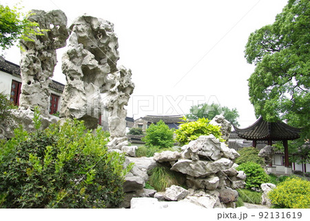 中国 蘇州の古典庭園 五峰園 蘇州古典園林 大型の太湖石が象徴的な明代の中国式庭園 中国 蘇州の古典庭園 五峰園 蘇州古典園林 大型の太湖石が象徴的な明代の中国式庭園 92131619