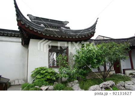 中国　蘇州の古典庭園　五峰園　蘇州古典園林　大型の太湖石が象徴的な明代の中国式庭園 92131627