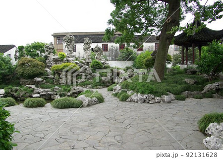 中国 蘇州の古典庭園 五峰園 蘇州古典園林 大型の太湖石が象徴的な明代の中国式庭園 中国 蘇州の古典庭園 五峰園 蘇州古典園林 大型の太湖石が象徴的な明代の中国式庭園 92131628