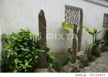 中国　蘇州の古典庭園　五峰園　蘇州古典園林　大型の太湖石が象徴的な明代の中国式庭園 92131631