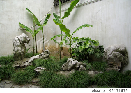 中国　蘇州の古典庭園　五峰園　蘇州古典園林　大型の太湖石が象徴的な明代の中国式庭園 92131632