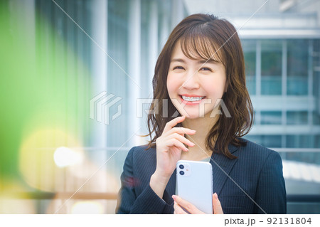 オフィスでスマホを操作するビジネスウーマン オフィスでスマホを操作するビジネスウーマン 92131804