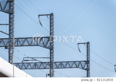 鉄道高架橋の架線柱 鉄道高架橋の架線柱 92131850