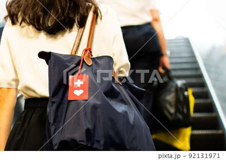 ヘルプマークをつけた女性が通勤するイメージ 92131971