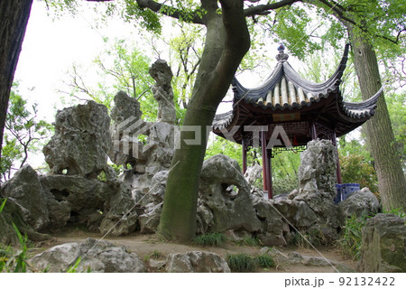 中国 蘇州の古典庭園 留園の光景 蘇州古典園林 世界遺産の中国式庭園 中国 蘇州の古典庭園 留園の光景 蘇州古典園林 世界遺産の中国式庭園 92132422