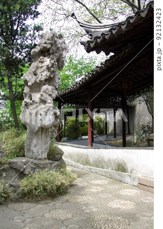 中国 蘇州の古典庭園 留園の光景 蘇州古典園林 世界遺産の中国式庭園 中国 蘇州の古典庭園 留園の光景 蘇州古典園林 世界遺産の中国式庭園 92132423