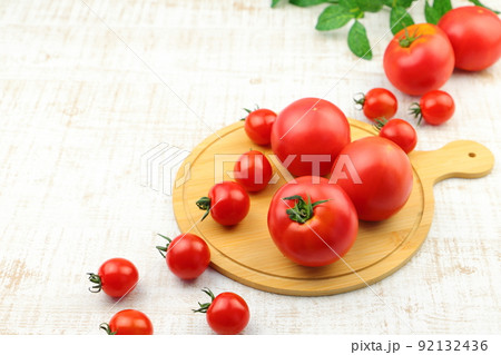 新鮮なトマトとミニトマト 新鮮なトマトとミニトマト 92132436