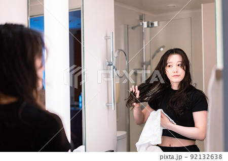 ドライヤーで髪を乾かす若い女性 ドライヤーで髪を乾かす若い女性 92132638