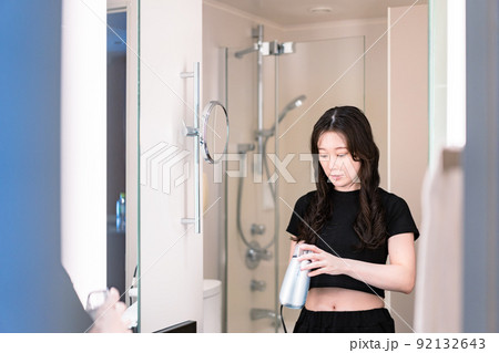 ドライヤーで髪を乾かす若い女性 ドライヤーで髪を乾かす若い女性 92132643
