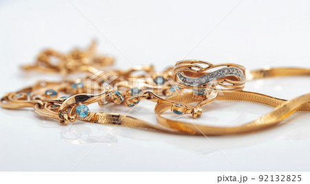 A gold chain with a pendant and a Topaz ring 92132825
