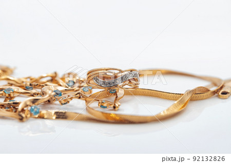A gold chain with a pendant and a Topaz ring 92132826