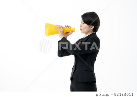 白背景の黄色いメガホンを覗く女性新入社員 92133011