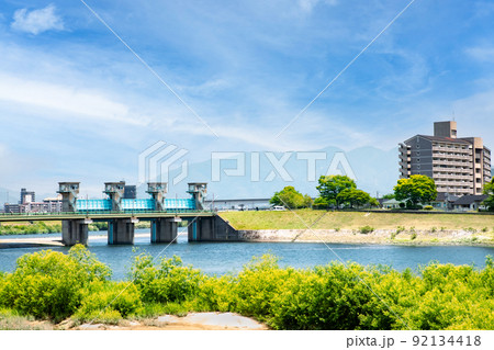 太田川放水路と本川の分流点の大芝水門風景です。牛田新町のマンションが見えます。明るい雰囲気をどうぞ。 92134418