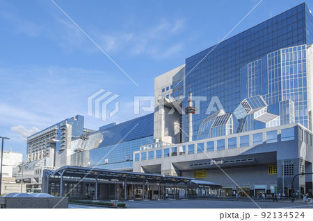 京都駅 未来的なデザインの京都駅ビルと京都タワーの映りこみ 京都市下京区 京都駅 未来的なデザインの京都駅ビルと京都タワーの映りこみ 京都市下京区 92134524