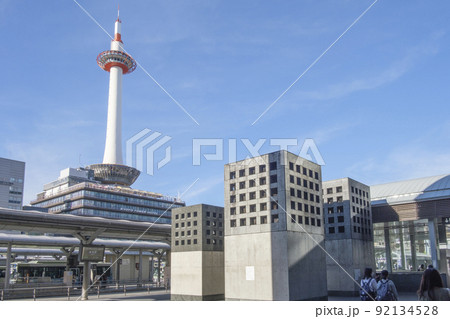 京都駅前　駅前広場から見あげる京都タワー　京都市下京区 92134528