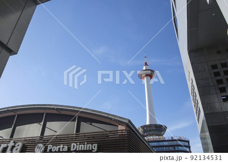 京都駅前　駅前広場から見あげる京都タワー　京都市下京区 92134531