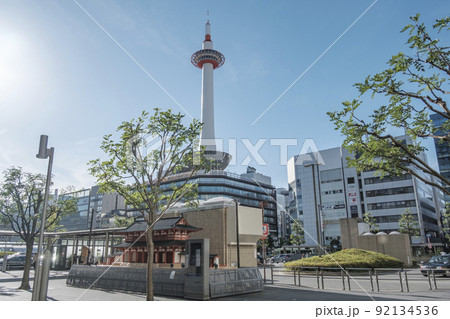 京都駅前　塩小路通り沿いの街並みと京都タワー　京都市下京区 92134536