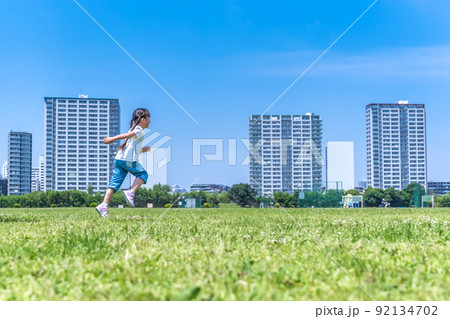 公園を駆けっこをする子供 公園を駆けっこをする子供 92134702