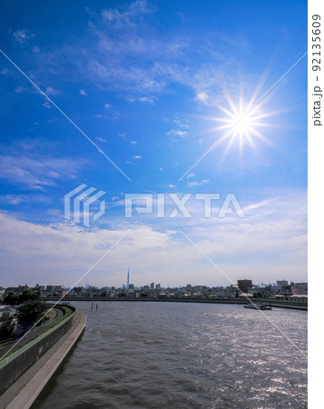 東京葛飾奥戸の環状7号青砥橋から見た7月の夏空とスカイツリー 92135609