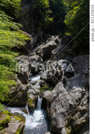 八釜の甌穴群(愛媛県久万高原町)を望む山岳景観 八釜の甌穴群(愛媛県久万高原町)を望む山岳景観 92135635