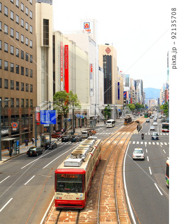 広島市を走る広島電鉄路面電車 92135708