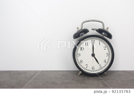 5時を指しているアナログの目覚まし時計 92135763
