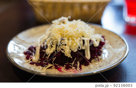 grated boiled beets with garlic, cheese and mayonnaise 92136003