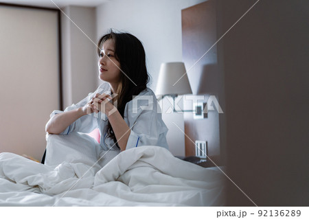 二日酔いに苦しむ若い女性 92136289
