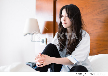 二日酔いに苦しむ若い女性 92136306