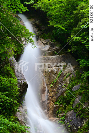 流れ落ちる水しぶきが美しいうるう滝 92136400