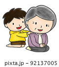色鉛筆手描きイラスト　おばあちゃんの肩をもむ小学生の男の子 92137005