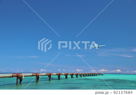 下地島空港17エンドで眺める着陸風景 下地島空港17エンドで眺める着陸風景 92137684